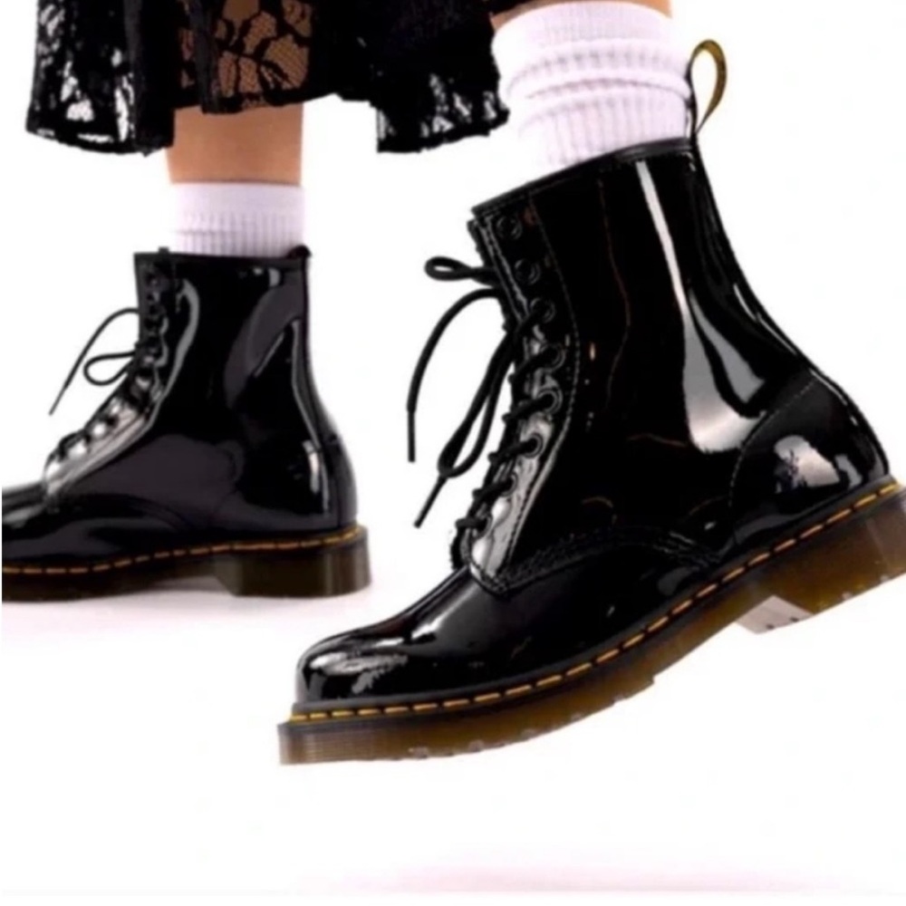 OBO~ NiB Dr. Martens Shiny Black Lace-Up Boots